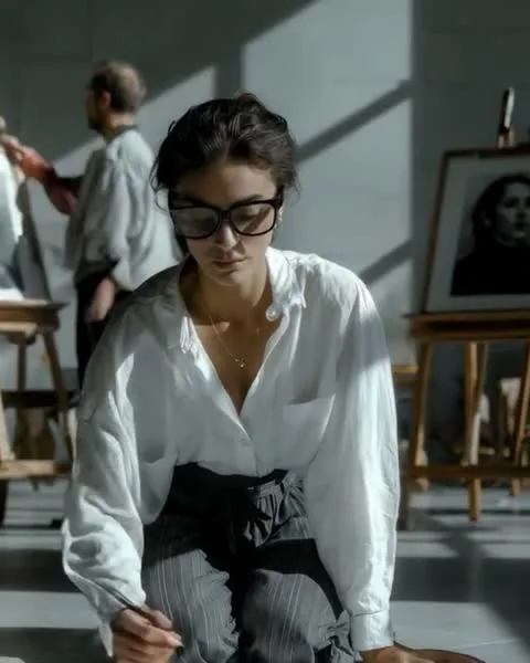 Nouvelle, artist painting a portrait