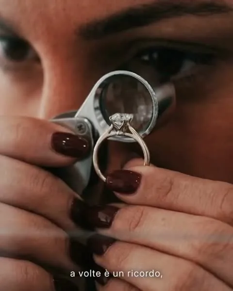 Oro in Euro, checking with a magnifying glass