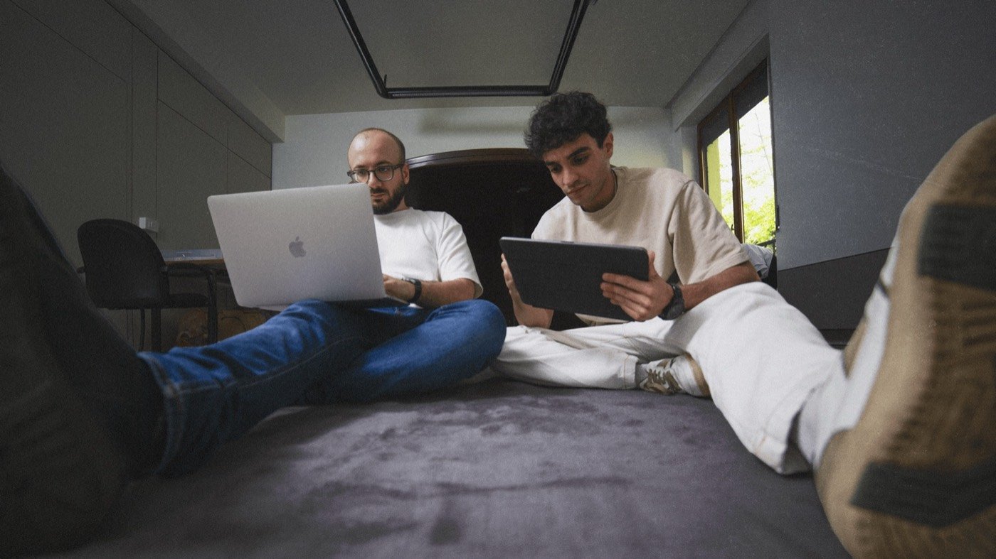 Il team di NNZN Studios al lavoro a Gavirate