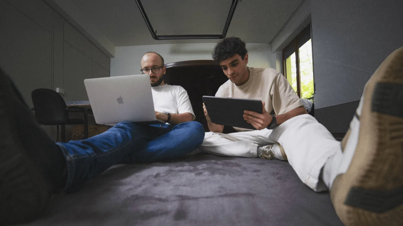 Il team di NNZN Studios al lavoro a Gavirate