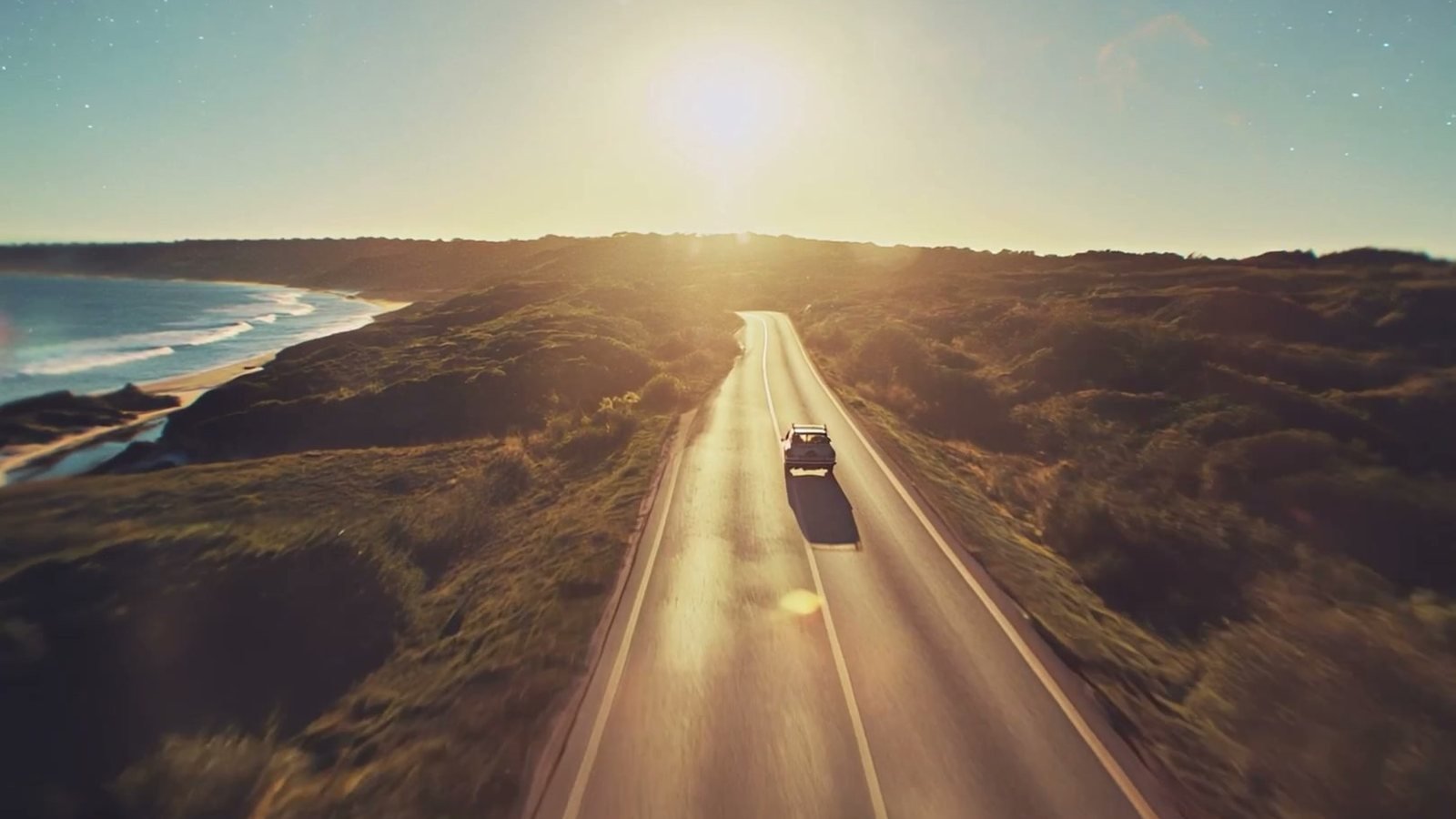 La route au bord de la mer au coucher du soleil dans le film NNZN is Dead