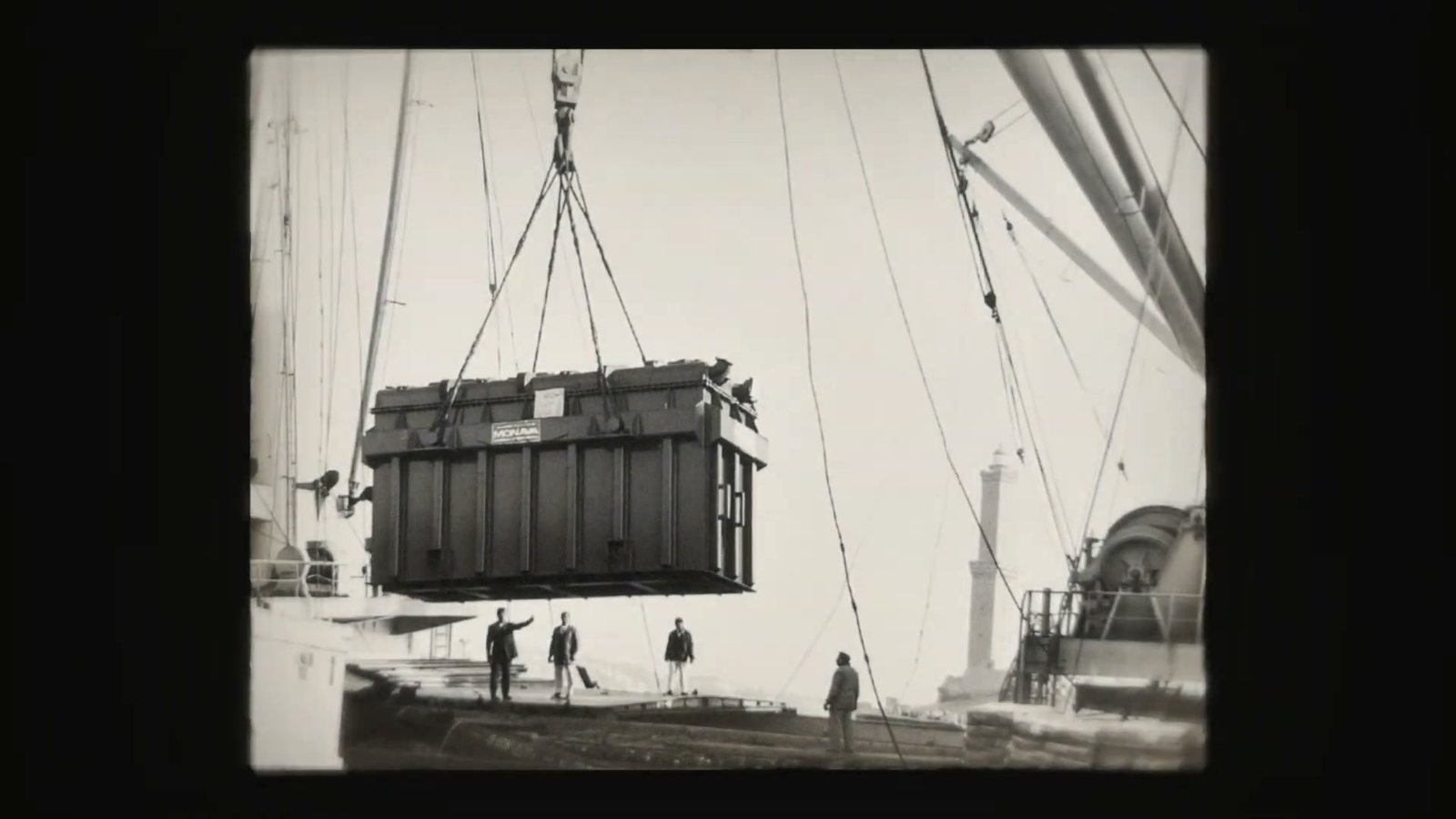 Un carico sollevato al porto nel video per gli 80 anni di Monava