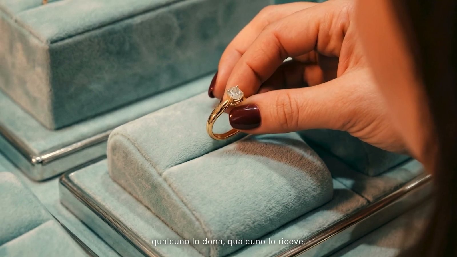 Schmuck in der Vitrine im Video zu 25 Jahren Oro in Euro
